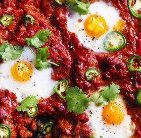 Würzige Spiegeleier mit Tomaten