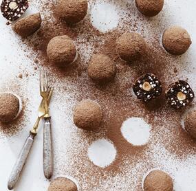 Vegane Energy Balls mit Kakao und Haselnuss