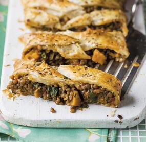 Blätterteigpastete mit Linsenragout und Kürbis