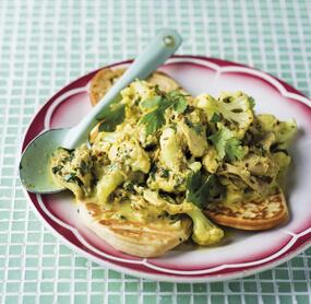 Hühnchencurry mit Blumenkohl auf Naan-Brot