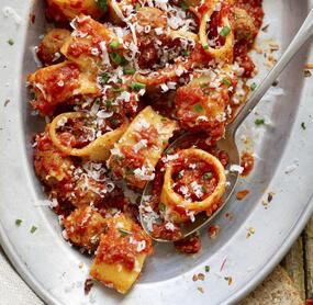 Pasta mit Fleischklößchen und Tomatensoße