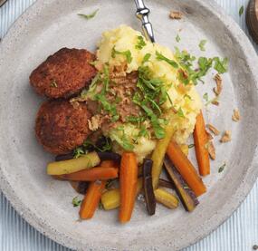Veganer Kartoffelstampf mit Bohnenfrikadellen und Ofen-Karotten