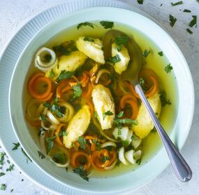 Gemüsesuppe mit Grießklößchen