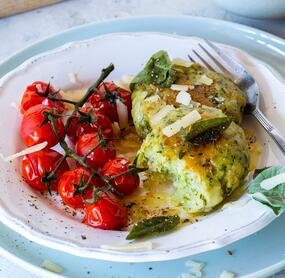 Käseknödel mit Salbeibutter und Tomaten