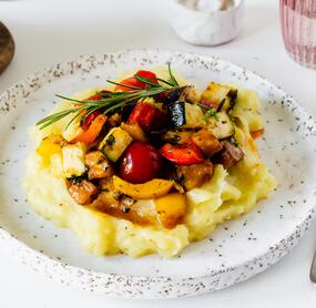 Rosmarin-Kartoffelstampf mit Ratatouille