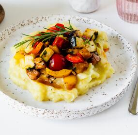 Rosmarin-Kartoffelstampf mit Ratatouille