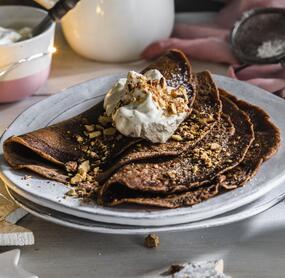 Vegane Pfannkuchen mit Zimtsahne