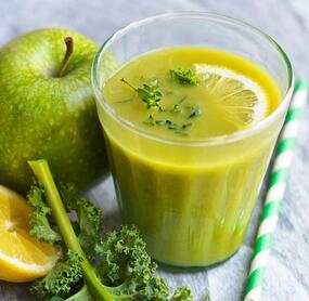 Grünkohl-Apfel-Saft mit Zitrone