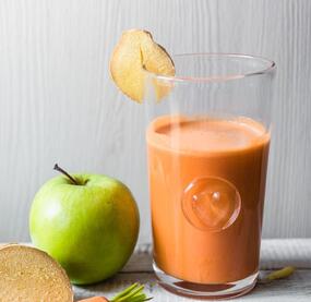 Karotten-Apfel-Saft mit Ingwer