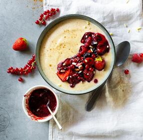 Dinkel-Grießbrei mit Beeren