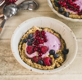 Frischkornmüsli mit Skyr und Beeren