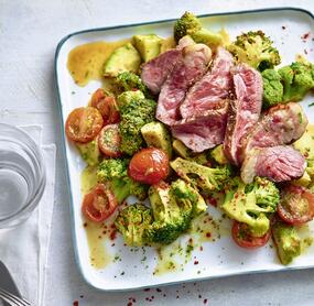 Rumpsteak mit gedämpftem Gemüse und Avocado