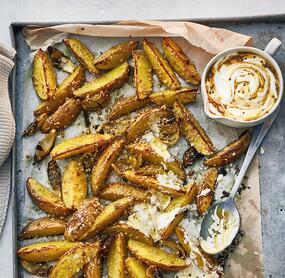 Kartoffel-Wedges mit Sesam und Gewürzdip