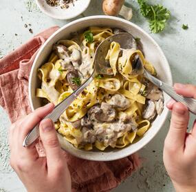 Bandnudeln mit Champignon-Sahnesoße