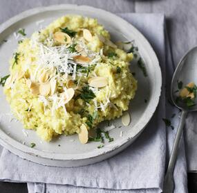 Blumenkohl-„Risotto“ mit Mandeln