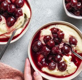 Grießpudding mit Kirschen