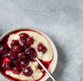 Grießpudding mit Kirschen