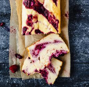 Cremiger Käsekuchen mit Himbeer-Swirl