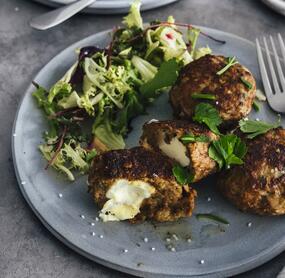 Mit Feta gefüllte Frikadellen