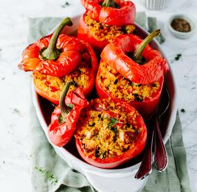 Gefüllte Paprika mit Bulgur und Halloumi