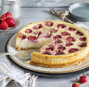 Low-Carb-Käsekuchen mit Erdbeeren