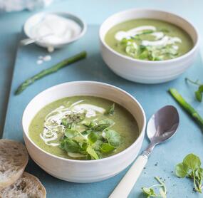 Grüne Spargelcremesuppe mit Mascarpone