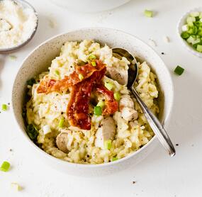 Frühlingsrisotto mit Hähnchen und Bacon