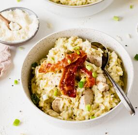 Frühlingsrisotto mit Hähnchen und Bacon