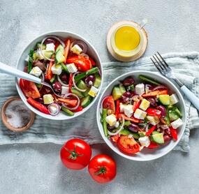 Griechischer Bauernsalat mit hellem Balsamicodressing