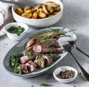Lammfilets sous-vide mit Bratkartoffeln und Kräutersoße