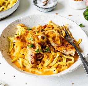 Zwiebel-Cheddar-Hähnchen mit Spätzle