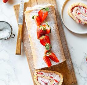 Klassische Erdbeer-Biskuitrolle