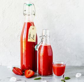 Erdbeerlimes mit frischen Erdbeeren