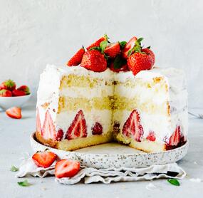 Käse-Sahne-Torte mit Erdbeeren
