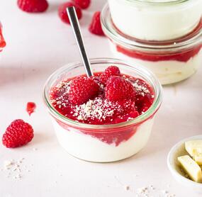 Käsekuchencreme mit Himbeersoße