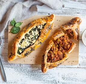 Pide mit Hackfleisch- und Spinat-Feta-Füllung