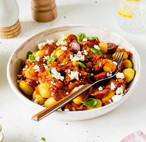 Antipasti-Gnocchi mit Feta und Kabanossi