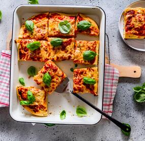 Fluffig gebackene Focaccia-Pizza