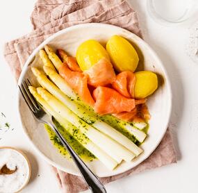 Spargel mit Räucherlachs und Honig-Senf-Hollandaise