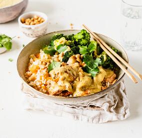 Thai-Hähnchen mit Karotten-Reis und Erdnusssoße