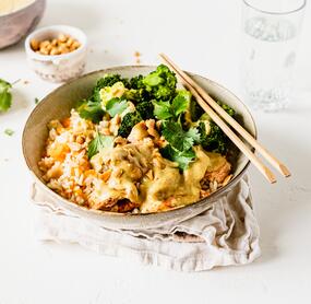 Thai-Hähnchen mit Karotten-Reis und Erdnusssoße