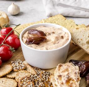 Dattel-Dip mit Crème fraîche
