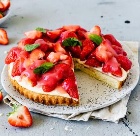 Einfacher Erdbeerkuchen mit Biskuit