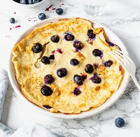 Low-Carb-Pfannkuchen mit Blaubeeren