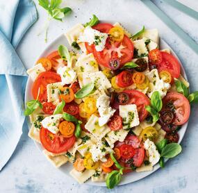 Ravioli-Caprese-Salat mit Basilikum-Pestodressing