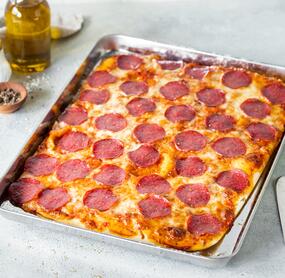 Salami-Pizza vom Blech