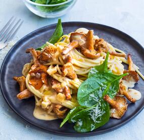 Spaghetti mit Pfifferlingen und Sahnesoße, dazu Spinatsalat