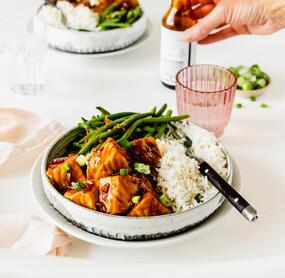 Teriyaki-Lachswürfel mit Reis und grünen Bohnen