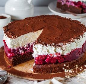 Nusskuchen mit Kirschen