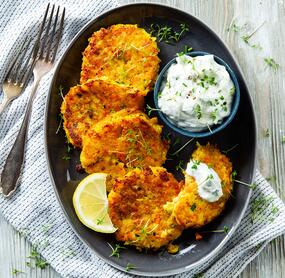Gemüse-Kartoffelpuffer mit Kräuterdip